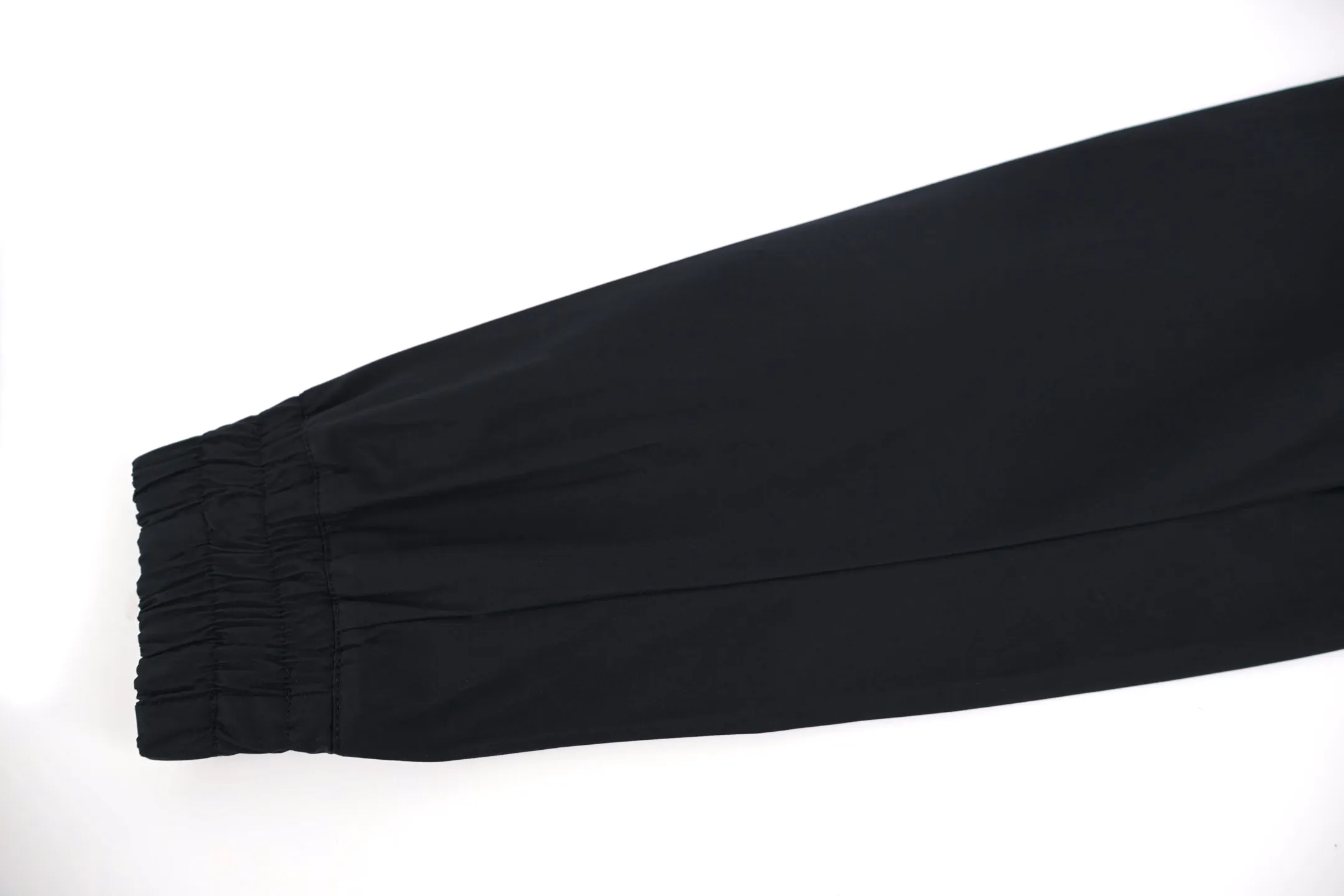 P680 Stone Island Ghost Series Harrington Jacket The fabric is made of 100% pure cotton cloth and the fabric is custom-dyed in the original color. The armbands are produced using 10,000-needle Behringer embroidery machines. The zipper is electroplated and smoked black, and the European style pull teeth are electroplated. Medium weight garment-dyed cotton satin jacket with gathered front and decorative contrasting belt. *Regular fit, standard length *Classic collar *Front zipper closure, button cuffs *Seamed pockets. Size:S-M-L-XL